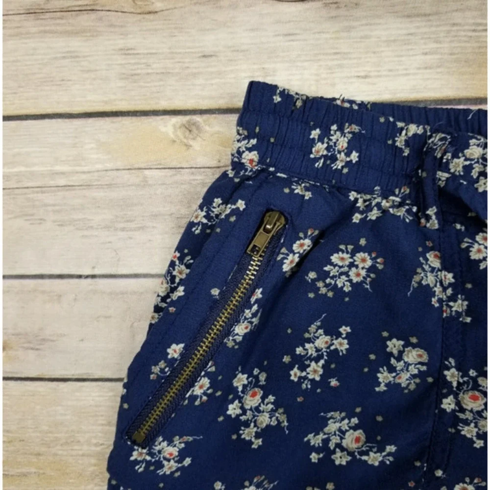 EUC Forever 21 Blue Floral Size 31 Shorts with Pockets Drawstring Waist - Picture 9 of 16